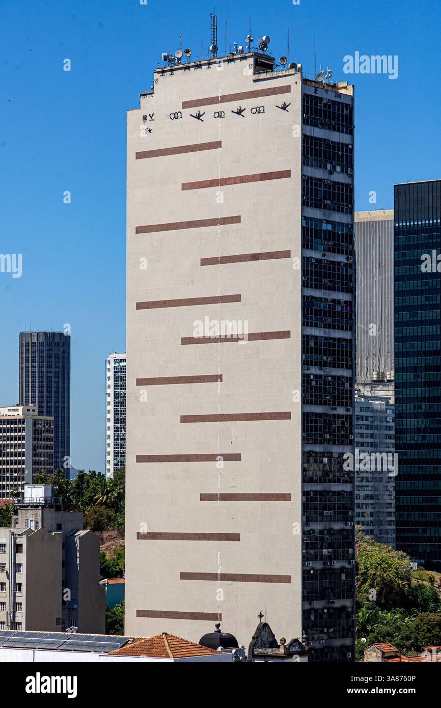 Le tagging, une forme primaire et simple de graffiti, dans ce cas utilisé pour vandaliser le sommet d'un immeuble de bureaux dans le centre-ville de Rio de Janeiro, au Brésil. Banque D'Images