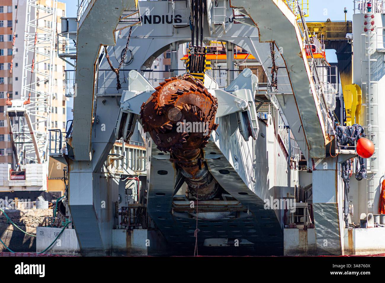 Hélice de navire rouillée, chantier de réparation de navires à Guanabara Bay - L'état de Rio de Janeiro abrite plusieurs chantiers navals et clusters de technologie navale qui contribuent au développement de l'industrie. Niteroi, État de Rio de Janeiro, Brésil., Banque D'Images Hélice de navire rouillée, chantier de réparation de navires à Guanabara Bay - L'état de Rio de Janeiro abrite plusieurs chantiers navals et clusters de technologie navale qui contribuent au développement de l'industrie. Niteroi, État de Rio de Janeiro, Brésil., Banque D'Images