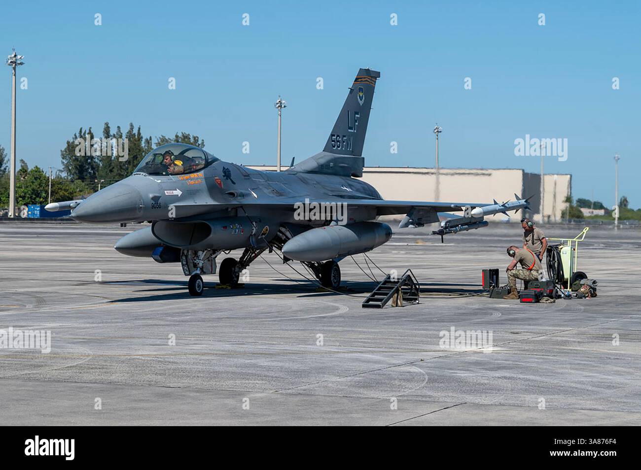 Les aviateurs affectés à la Holloman Air Force base se préparent au décollage à Homestead Air Reserve base, Floride, le 15 mars 2025. Le déploiement a offert Airmen Banque D'Images