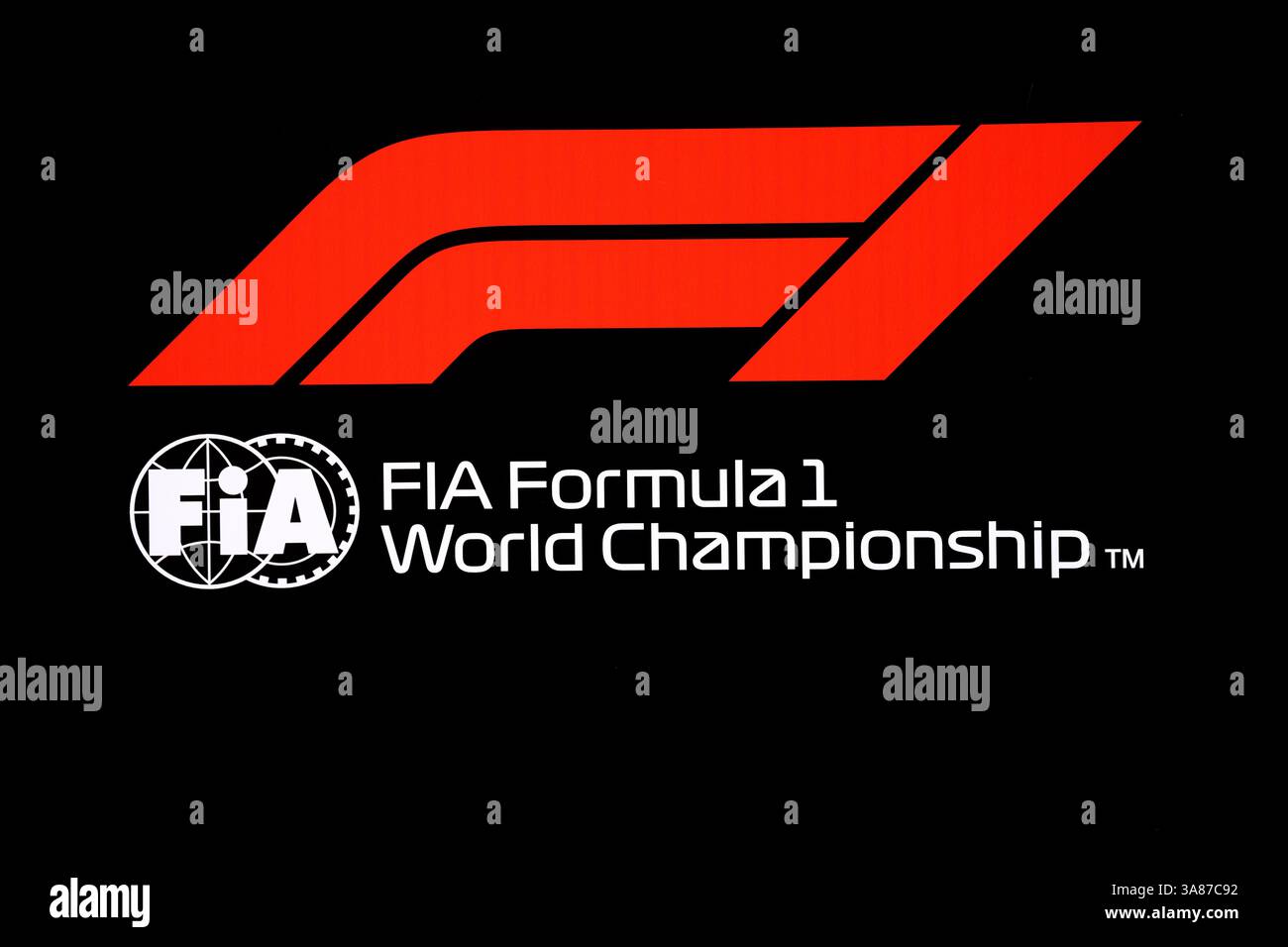 Vue générale du logo du Championnat du monde F1 et FIA le premier jour des essais de pré-saison sur le circuit international de Bahreïn, Sakhir. Date de la photo : mercredi 26 février 2025. Banque D'Images