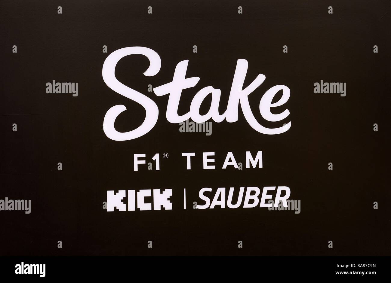 Une vue générale du logo de pieu F1 Kick Sauber le premier jour des essais de pré-saison sur le circuit international de Bahreïn, Sakhir. Date de la photo : mercredi 26 février 2025. Banque D'Images