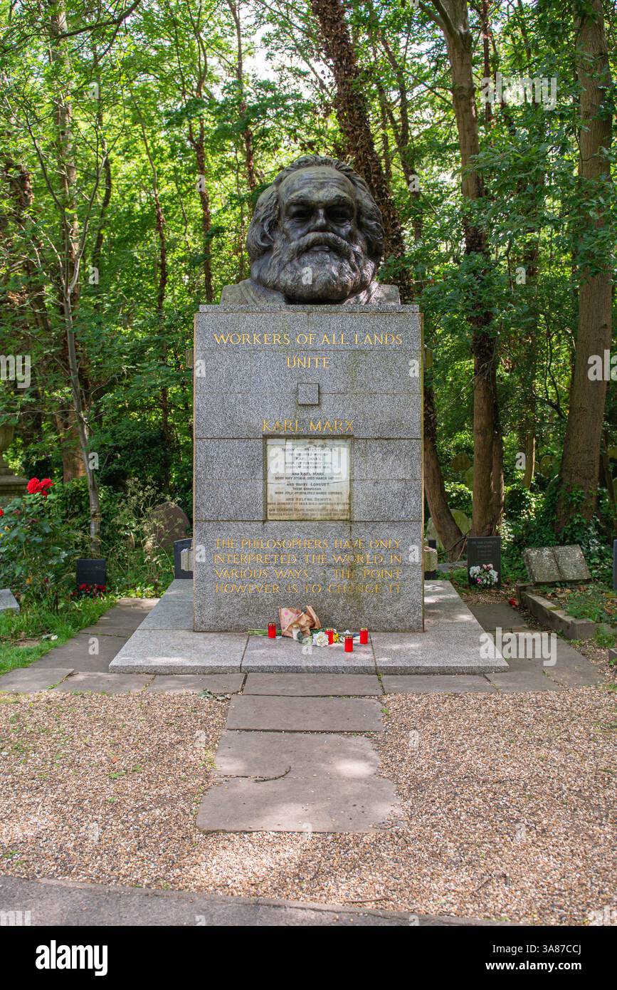 La tombe de Karl Marx, philosophe, théoricien politique, économiste, journaliste, et socialiste révolutionnaire au cimetière de Highgate à Camden, Londres. Banque D'Images