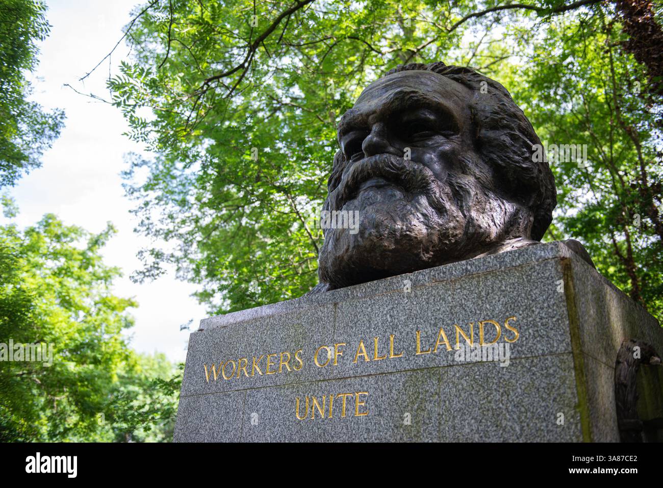 La tombe de Karl Marx, philosophe, théoricien politique, économiste, journaliste, et socialiste révolutionnaire au cimetière de Highgate à Camden, Londres. Banque D'Images