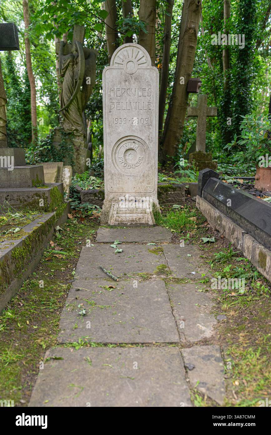 La tombe d'Hercules Bellville, un producteur de films américain au cimetière de Highgate dans le quartier londonien de Camden. Banque D'Images
