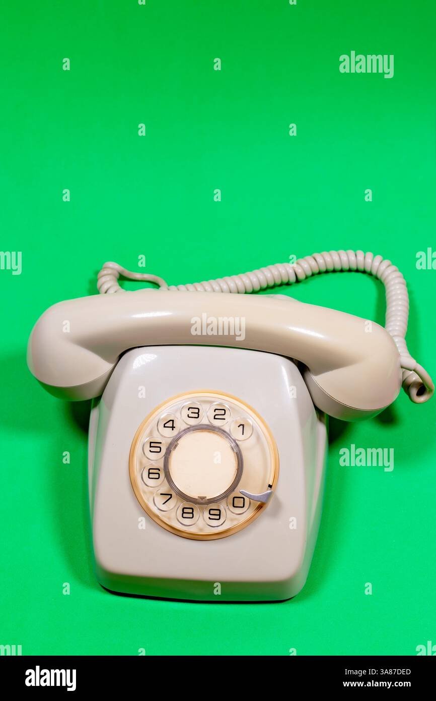 Téléphone rotatif blanc vintage design classique Banque D'Images