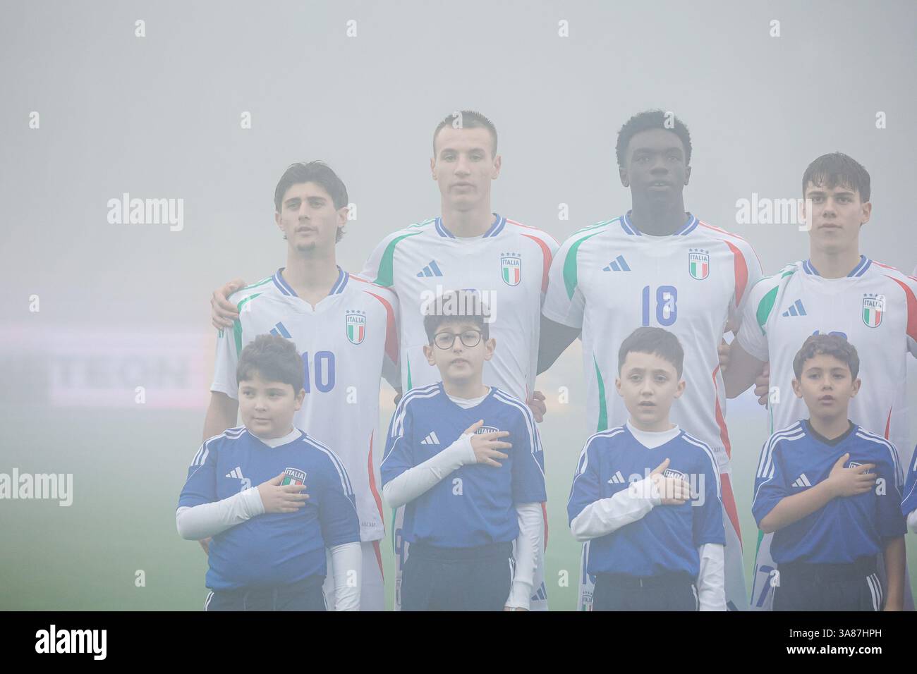 Catanzaro, Italie. 25 mars 2025. Stade Nicola Ceravolo : L'équipe d'Italie lors de l'hymne national lors du Championnat UEFA des moins de 19 ans 2025, Elite Round, Groupe 5, match entre l'Italie et la France au stade Nicola Ceravolo, Italie. Francesco Farina/SPP (FRANCESCO FARINA/SPP) crédit : SPP Sport Press photo. /Alamy Live News Banque D'Images