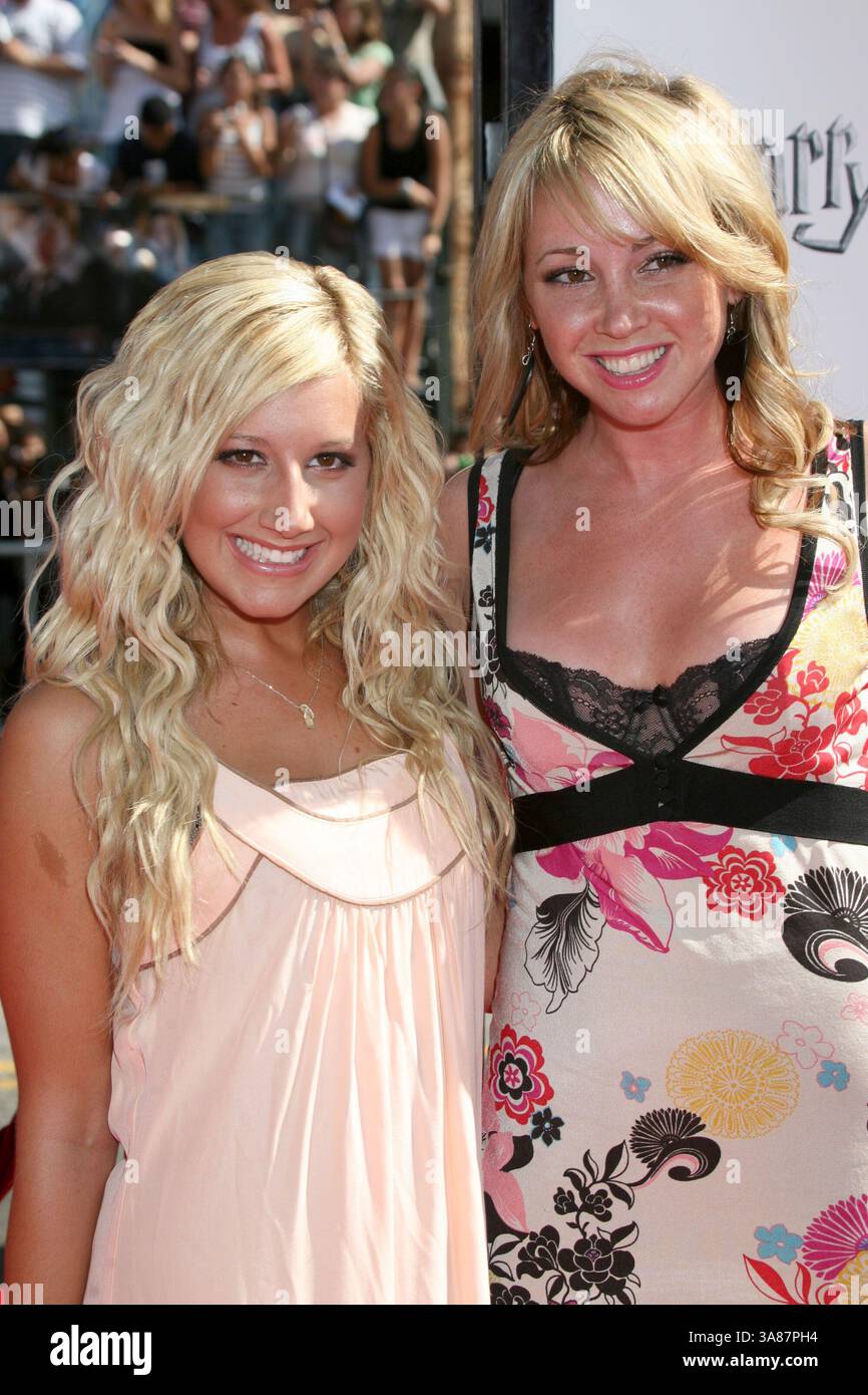 8 juillet 2007 - Hollywood, CA, États-Unis - 8 juillet 2007 - Hollywood, Californie - Ashley Tisdale et sœur Jennifer Tisdale. Harry Potter et l'ordre du Phoenix première de Los Angeles au Grauman's Chinese Theatre. Crédit photo : Byron Purvis/AdMedia (crédit image : © Byron Purvis/AdMedia via ZUMA Wire) Banque D'Images