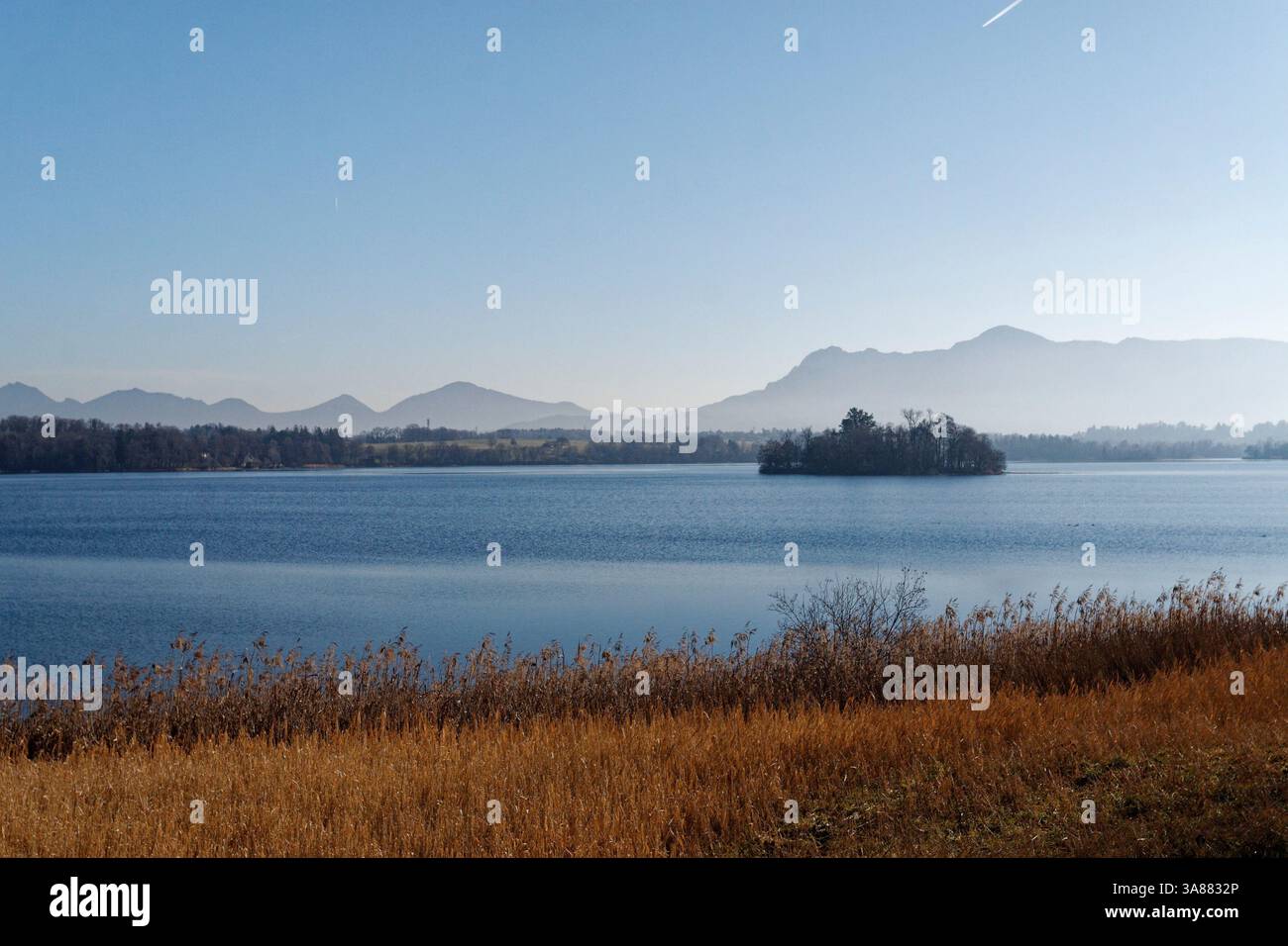 Paysage hivernal idyllique avec Staffelsee et les Alpes européennes en arrière-plan sur un dsay hivernal froid (Murnau, Bavière, Allemagne) Banque D'Images