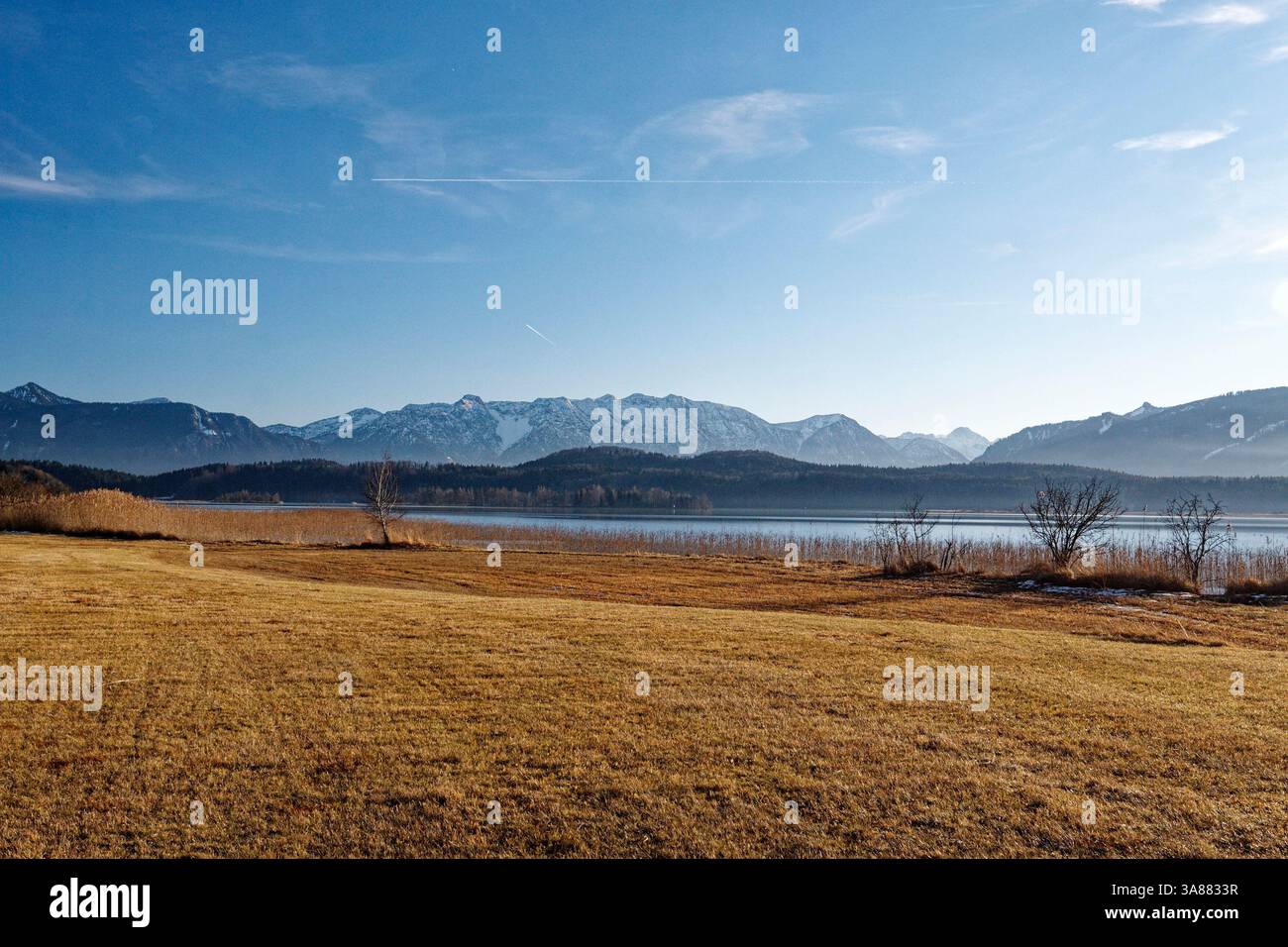 Paysage hivernal idyllique avec landes, Alpes européennes et Staffelsee par une froide journée d'hiver (Murnau Bavière, Allemagne) Banque D'Images