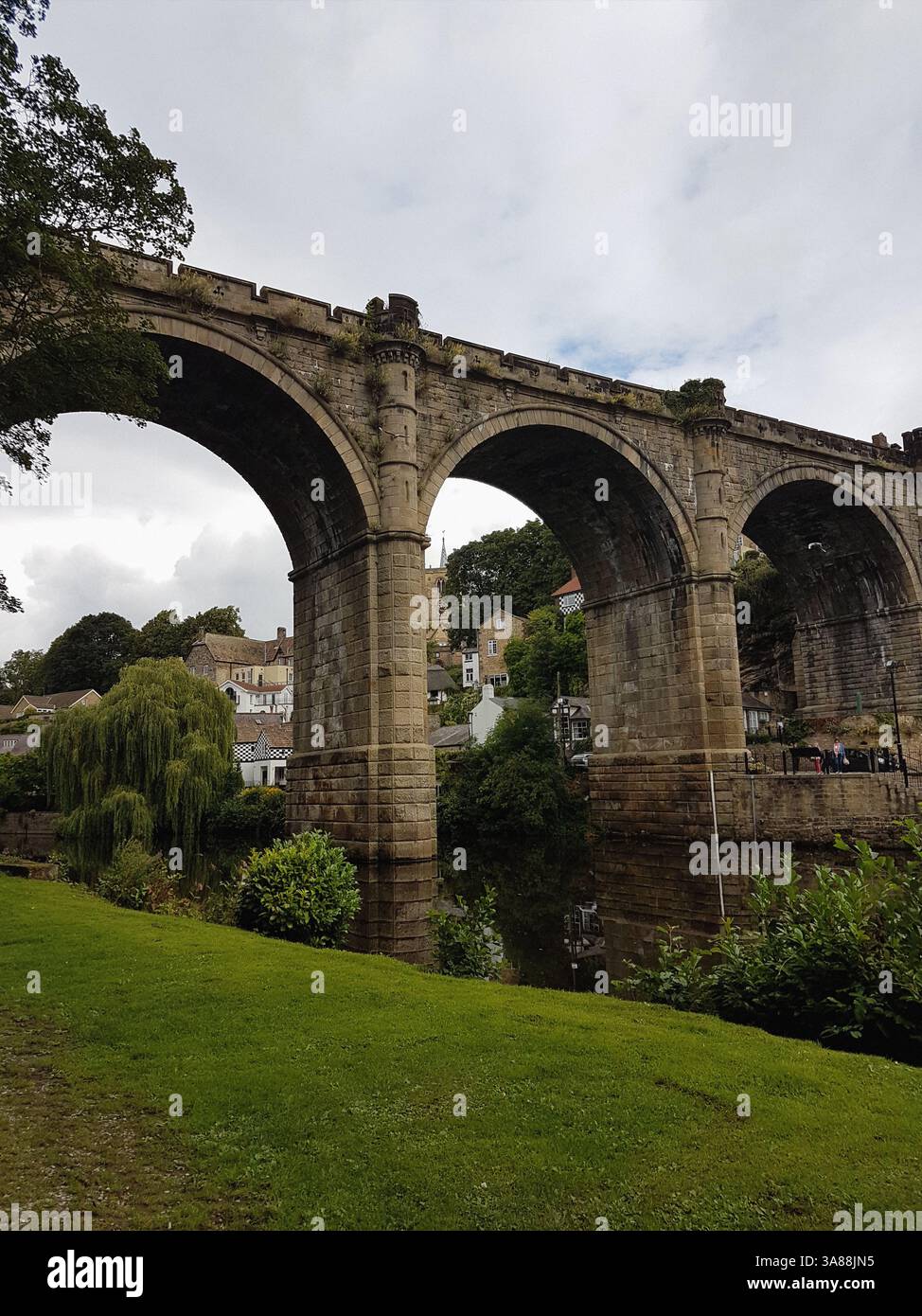 Le viaduc de Knaresborough et la rivière Nidd, dans le nord du Yorkshire de Knaresborough, au Royaume-Uni, par une journée d’été ensoleillée. Banque D'Images
