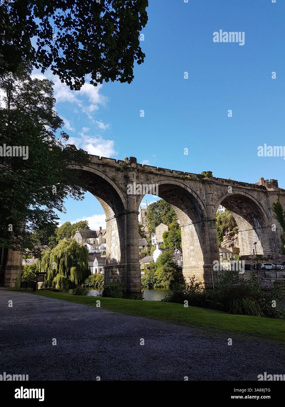 Le viaduc de Knaresborough et la rivière Nidd, dans le nord du Yorkshire de Knaresborough, au Royaume-Uni, par une journée d’été ensoleillée. Banque D'Images