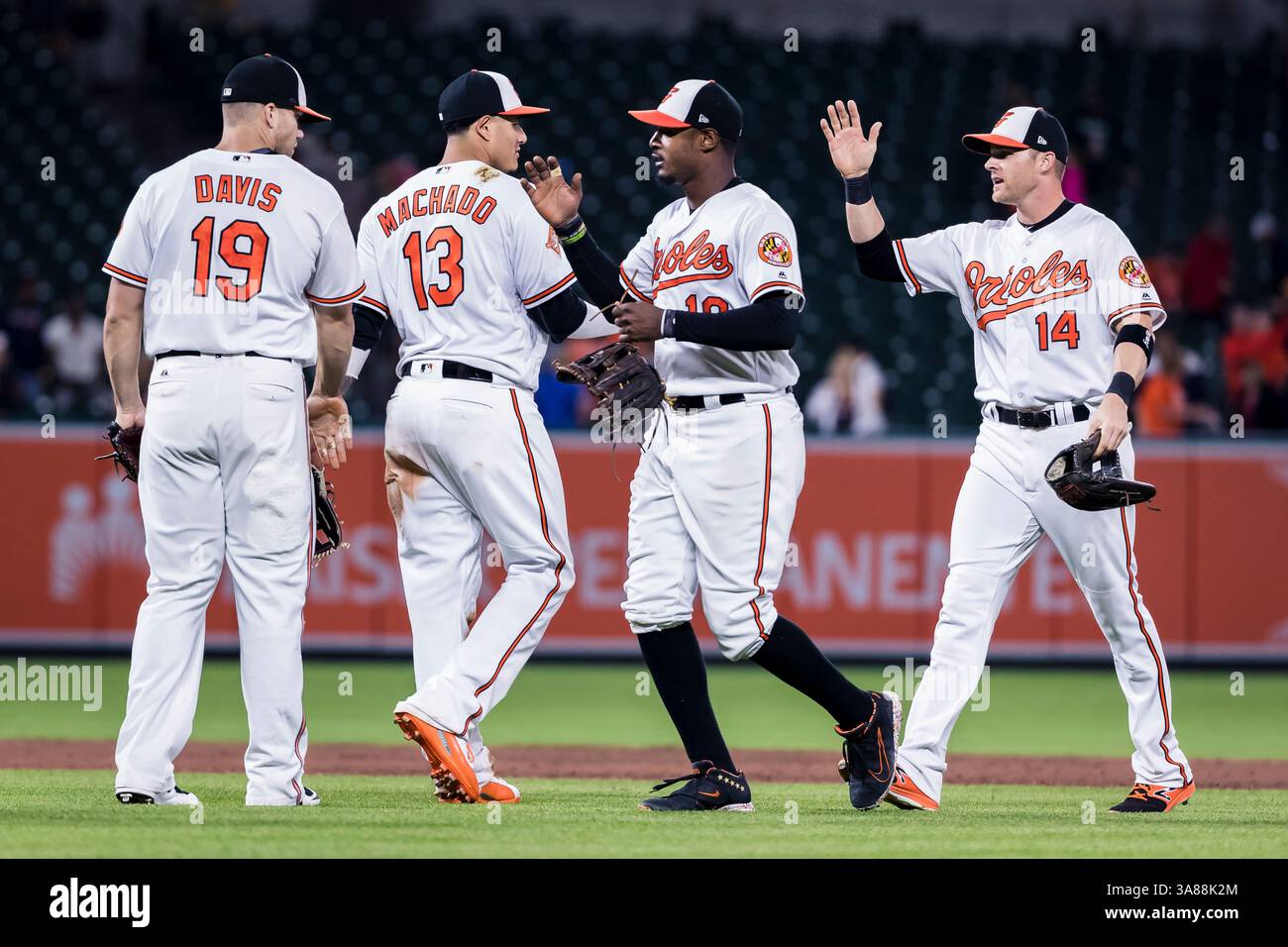 28 août 2017 : les joueurs des Baltimore Orioles célèbrent après un match MLB entre les Seattle Mariners et les Baltimore Orioles à Oriole Park à Camden Yards à Baltimore, Maryland. Scott Taetsch/CSM(image de crédit : © ; Scott Taetsch/CSM via ZUMA Wire) Banque D'Images