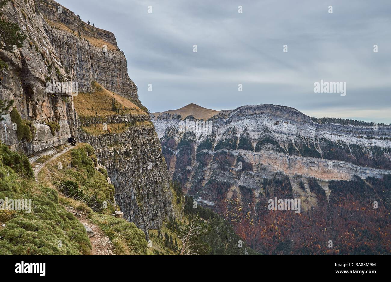 Un alpiniste observe les couleurs d'automne de Fajeta dans la vallée d'Ordesa, en Espagne, entouré par un feuillage vibrant et des paysages de montagne majestueux pendant l'automne Banque D'Images
