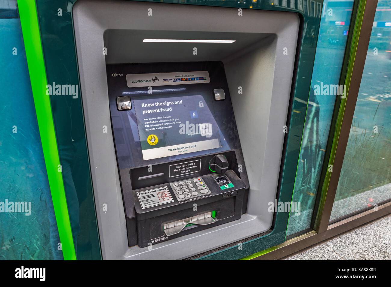 Distributeur automatique de billets Lloyds Bank en zone urbaine pour les services bancaires. Londres, Royaume-Uni, 10 décembre 2023 Banque D'Images