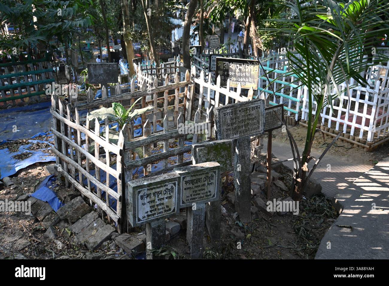 Cimetière musulman près du sanctuaire Hazrat Shah Jalal, Sylhet, Bangladesh Banque D'Images