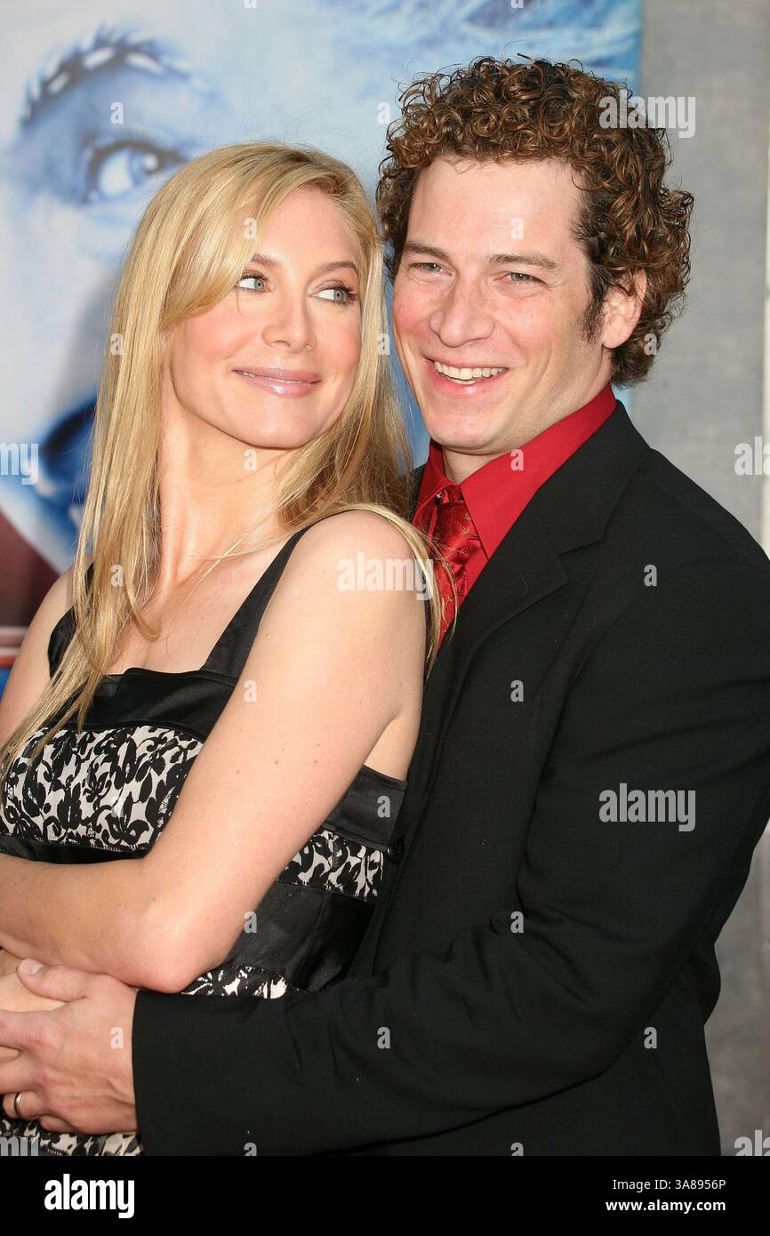 29 octobre 2006 - Hollywood, CALIFORNIE, États-Unis - 29 octobre 2006 - Hollywood, Californie. Elizabeth Mitchell et son mari Chris Soldevilla. Los Angeles première de ''The Santa clause 3 : The Escape clause'' au El Capitan Theatre. Crédit photo : Byron Purvis/AdMedia (crédit image : © Byron Purvis/AdMedia via ZUMA Wire) Banque D'Images