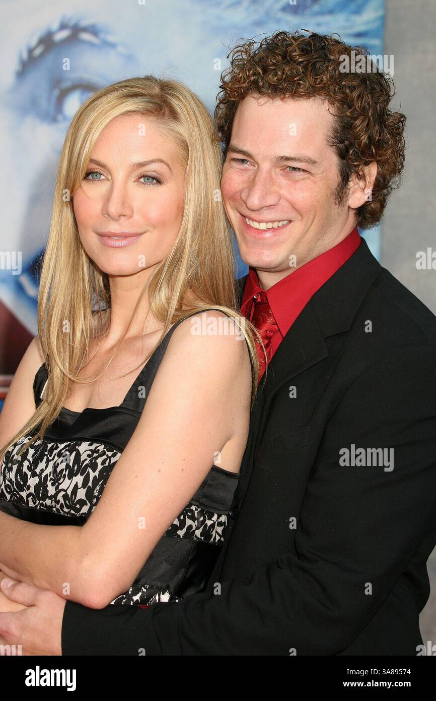 29 octobre 2006 - Hollywood, CALIFORNIE, États-Unis - 29 octobre 2006 - Hollywood, Californie. Elizabeth Mitchell et son mari Chris Soldevilla. Los Angeles première de ''The Santa clause 3 : The Escape clause'' au El Capitan Theatre. Crédit photo : Byron Purvis/AdMedia (crédit image : © Byron Purvis/AdMedia via ZUMA Wire) Banque D'Images