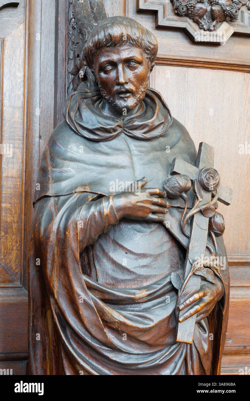 Malines - statue sculptée de François d'assise de onze-Lieve-Vrouw-va n-Hanswijkbasiliek église par Jan-Frans Boeckstuyns de l'année 1690. Banque D'Images