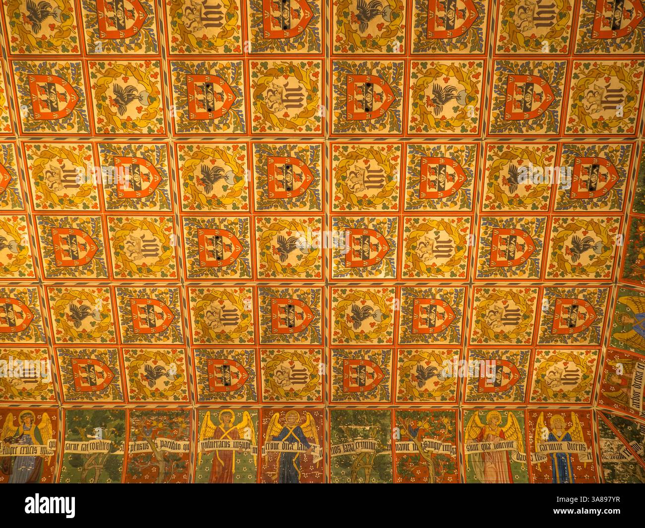 Plafond en bois peint, William Morris Design, Jesus College Chapel, Jesus College, Université de Cambridge, Cambridge, Cambridgeshire, Angleterre, Royaume-Uni. Banque D'Images