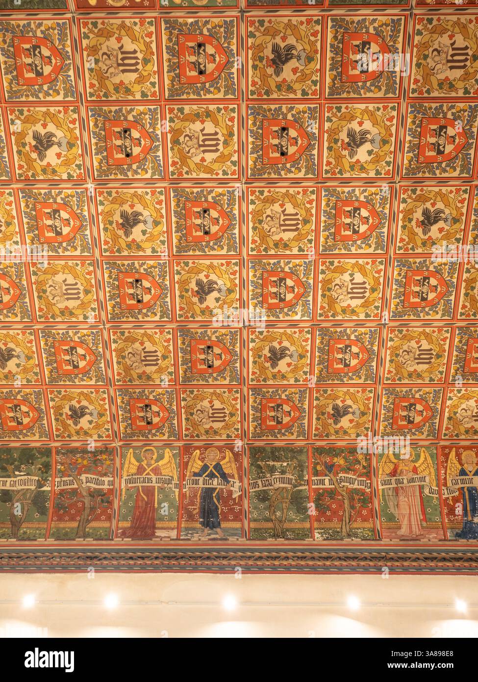 Plafond en bois peint, William Morris Design, Jesus College Chapel, Jesus College, Université de Cambridge, Cambridge, Cambridgeshire, Angleterre, Royaume-Uni. Banque D'Images