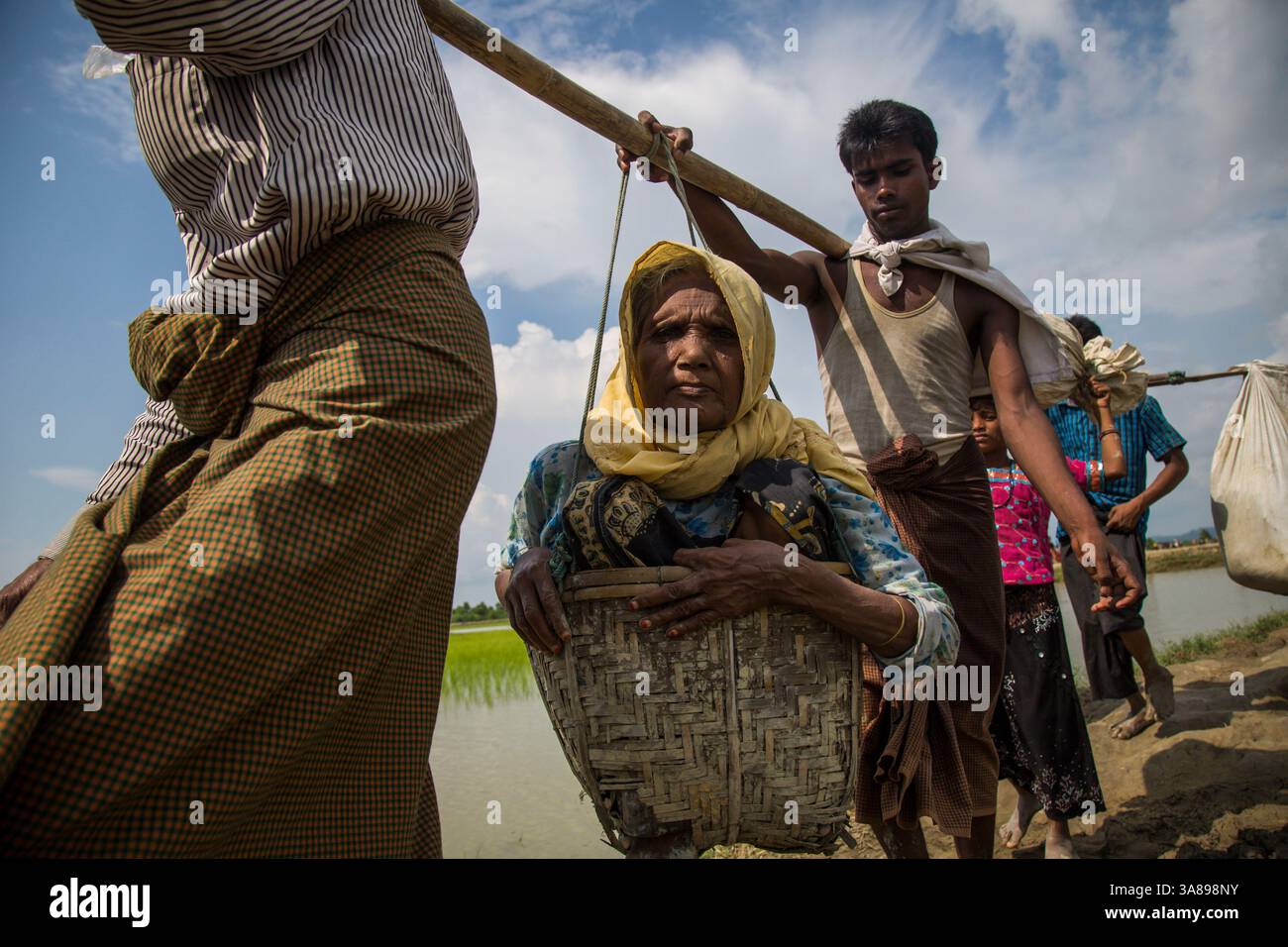 10 octobre 2016 - Teknaf, Bangladesh - des réfugiés rohingyas arrivent au Bangladesh après avoir traversé la frontière Bangladesh-Myanmar à Teknaf, au Bangladesh. Plus de 400 000 membres de la minorité ethnique musulmane rohingya de Birmanie ont fui au Bangladesh depuis août 25, après une répression militaire brutale que le chef des droits de l'homme de l'ONU a déclaré « un exemple classique de nettoyage ethnique », avec des centaines de morts et des milliers de villages incendiés. (Crédit image : © Noor Alam via ZUMA Wire) Banque D'Images
