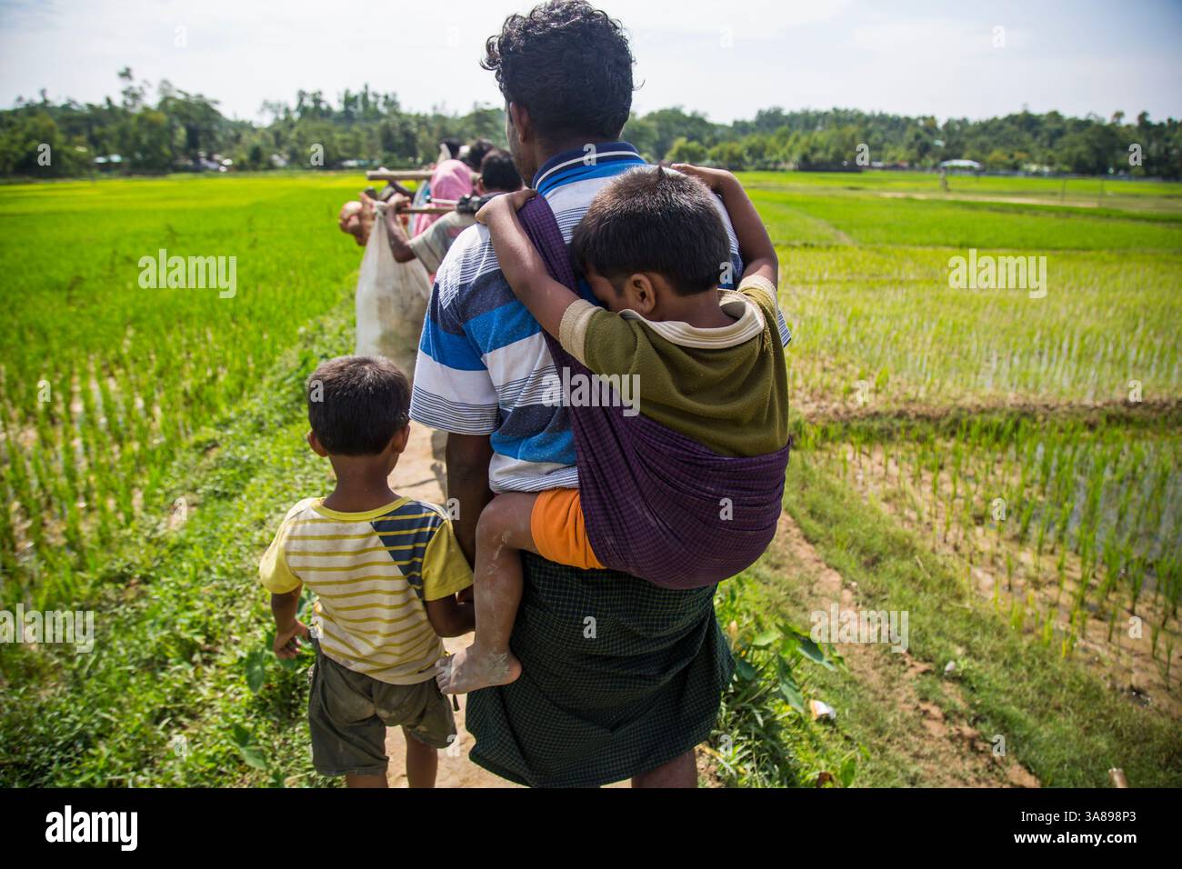 10 octobre 2016 - Teknaf, Bangladesh - des réfugiés rohingyas arrivent au Bangladesh après avoir traversé la frontière Bangladesh-Myanmar à Teknaf, au Bangladesh. Plus de 400 000 membres de la minorité ethnique musulmane rohingya de Birmanie ont fui au Bangladesh depuis août 25, après une répression militaire brutale que le chef des droits de l'homme de l'ONU a déclaré « un exemple classique de nettoyage ethnique », avec des centaines de morts et des milliers de villages incendiés. (Crédit image : © Noor Alam via ZUMA Wire) Banque D'Images