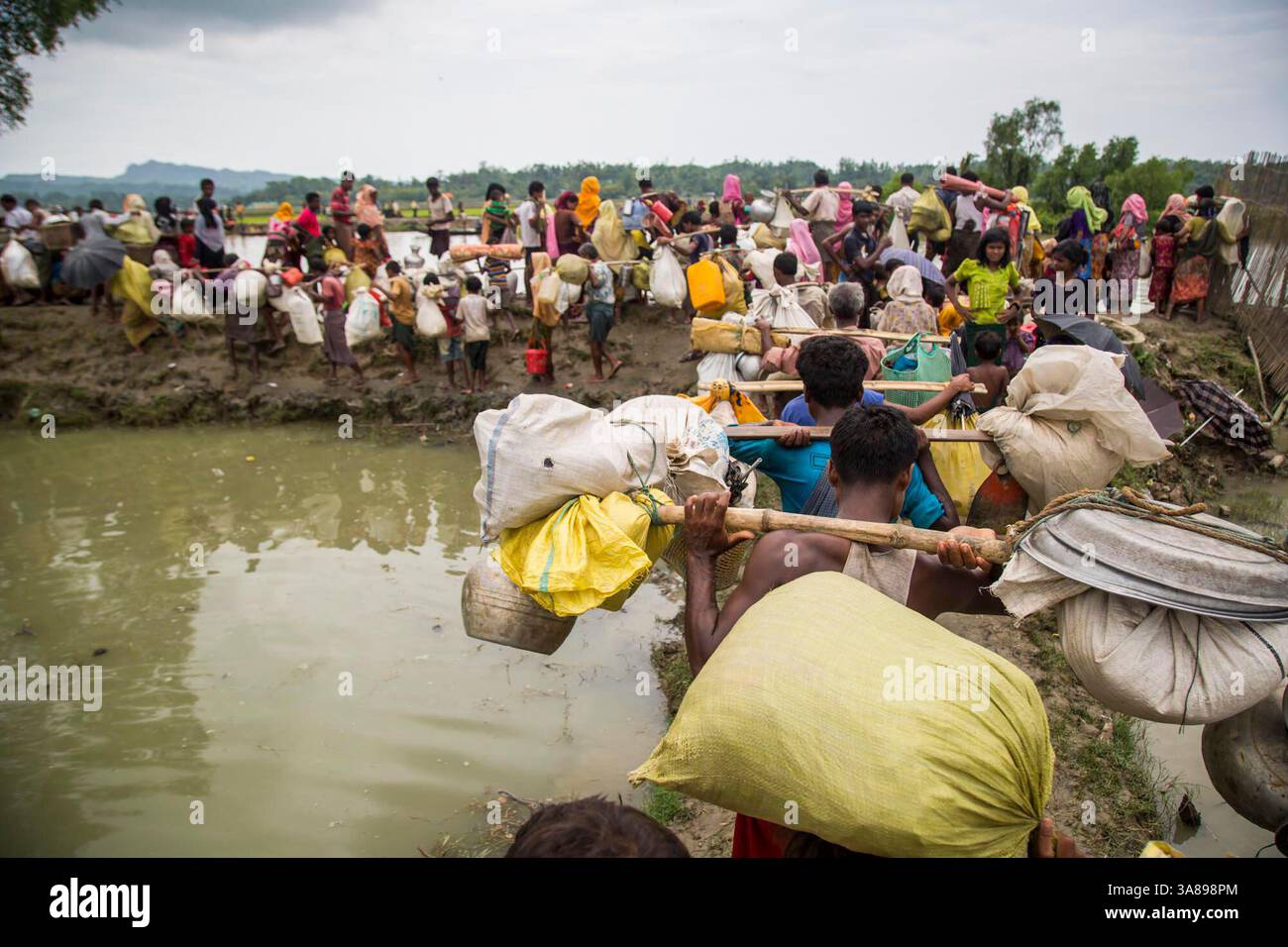 10 octobre 2016 - Teknaf, Bangladesh - des réfugiés rohingyas arrivent au Bangladesh après avoir traversé la frontière Bangladesh-Myanmar à Teknaf, au Bangladesh. Plus de 400 000 membres de la minorité ethnique musulmane rohingya de Birmanie ont fui au Bangladesh depuis août 25, après une répression militaire brutale que le chef des droits de l'homme de l'ONU a déclaré « un exemple classique de nettoyage ethnique », avec des centaines de morts et des milliers de villages incendiés. (Crédit image : © Noor Alam via ZUMA Wire) Banque D'Images