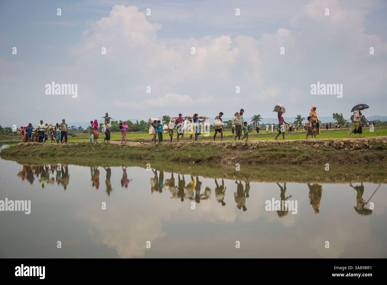 10 octobre 2016 - Teknaf, Bangladesh - des réfugiés rohingyas arrivent au Bangladesh après avoir traversé la frontière Bangladesh-Myanmar à Teknaf, au Bangladesh. Plus de 400 000 membres de la minorité ethnique musulmane rohingya de Birmanie ont fui au Bangladesh depuis août 25, après une répression militaire brutale que le chef des droits de l'homme de l'ONU a déclaré « un exemple classique de nettoyage ethnique », avec des centaines de morts et des milliers de villages incendiés. (Crédit image : © Noor Alam via ZUMA Wire) Banque D'Images