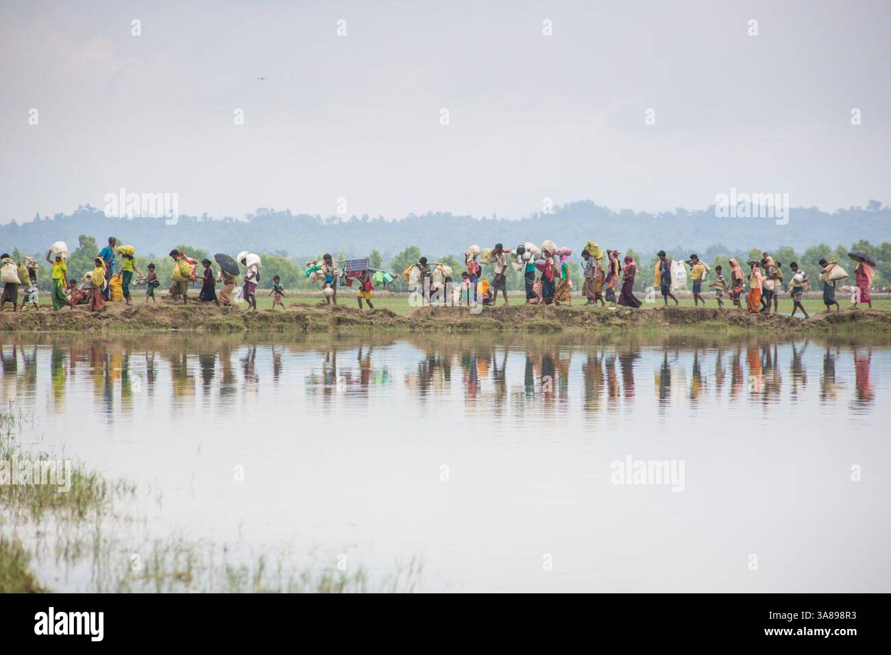 10 octobre 2016 - Teknaf, Bangladesh - des réfugiés rohingyas arrivent au Bangladesh après avoir traversé la frontière Bangladesh-Myanmar à Teknaf, au Bangladesh. Plus de 400 000 membres de la minorité ethnique musulmane rohingya de Birmanie ont fui au Bangladesh depuis août 25, après une répression militaire brutale que le chef des droits de l'homme de l'ONU a déclaré « un exemple classique de nettoyage ethnique », avec des centaines de morts et des milliers de villages incendiés. (Crédit image : © Noor Alam via ZUMA Wire) Banque D'Images