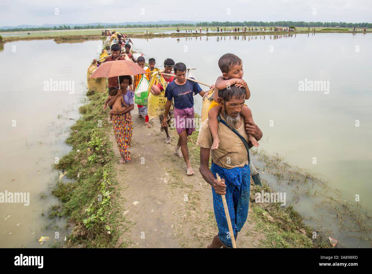 10 octobre 2016 - Teknaf, Bangladesh - des réfugiés rohingyas arrivent au Bangladesh après avoir traversé la frontière Bangladesh-Myanmar à Teknaf, au Bangladesh. Plus de 400 000 membres de la minorité ethnique musulmane rohingya de Birmanie ont fui au Bangladesh depuis août 25, après une répression militaire brutale que le chef des droits de l'homme de l'ONU a déclaré « un exemple classique de nettoyage ethnique », avec des centaines de morts et des milliers de villages incendiés. (Crédit image : © Noor Alam via ZUMA Wire) Banque D'Images