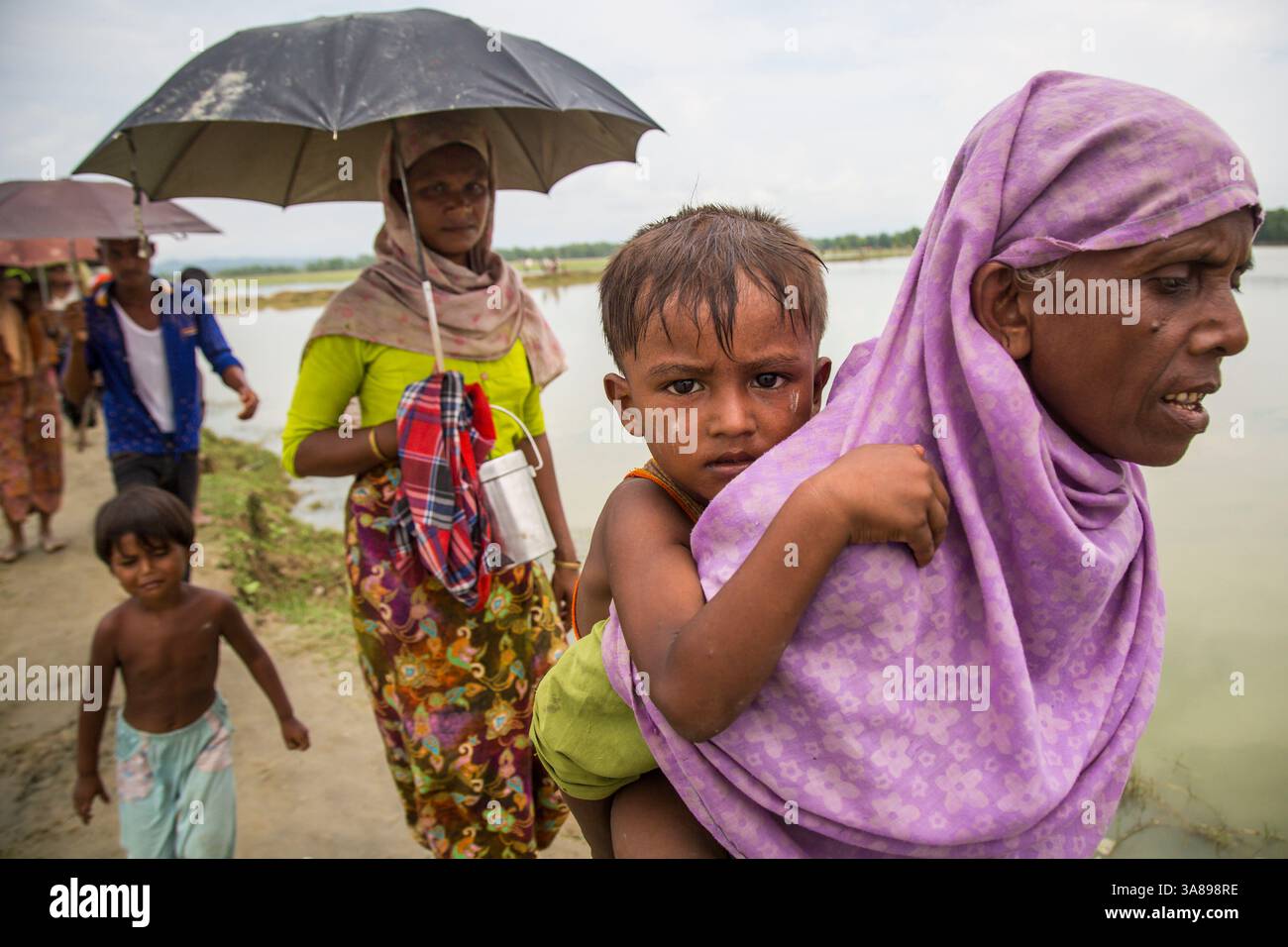 10 octobre 2016 - Teknaf, Bangladesh - des réfugiés rohingyas arrivent au Bangladesh après avoir traversé la frontière Bangladesh-Myanmar à Teknaf, au Bangladesh. Plus de 400 000 membres de la minorité ethnique musulmane rohingya de Birmanie ont fui au Bangladesh depuis août 25, après une répression militaire brutale que le chef des droits de l'homme de l'ONU a déclaré « un exemple classique de nettoyage ethnique », avec des centaines de morts et des milliers de villages incendiés. (Crédit image : © Noor Alam via ZUMA Wire) Banque D'Images