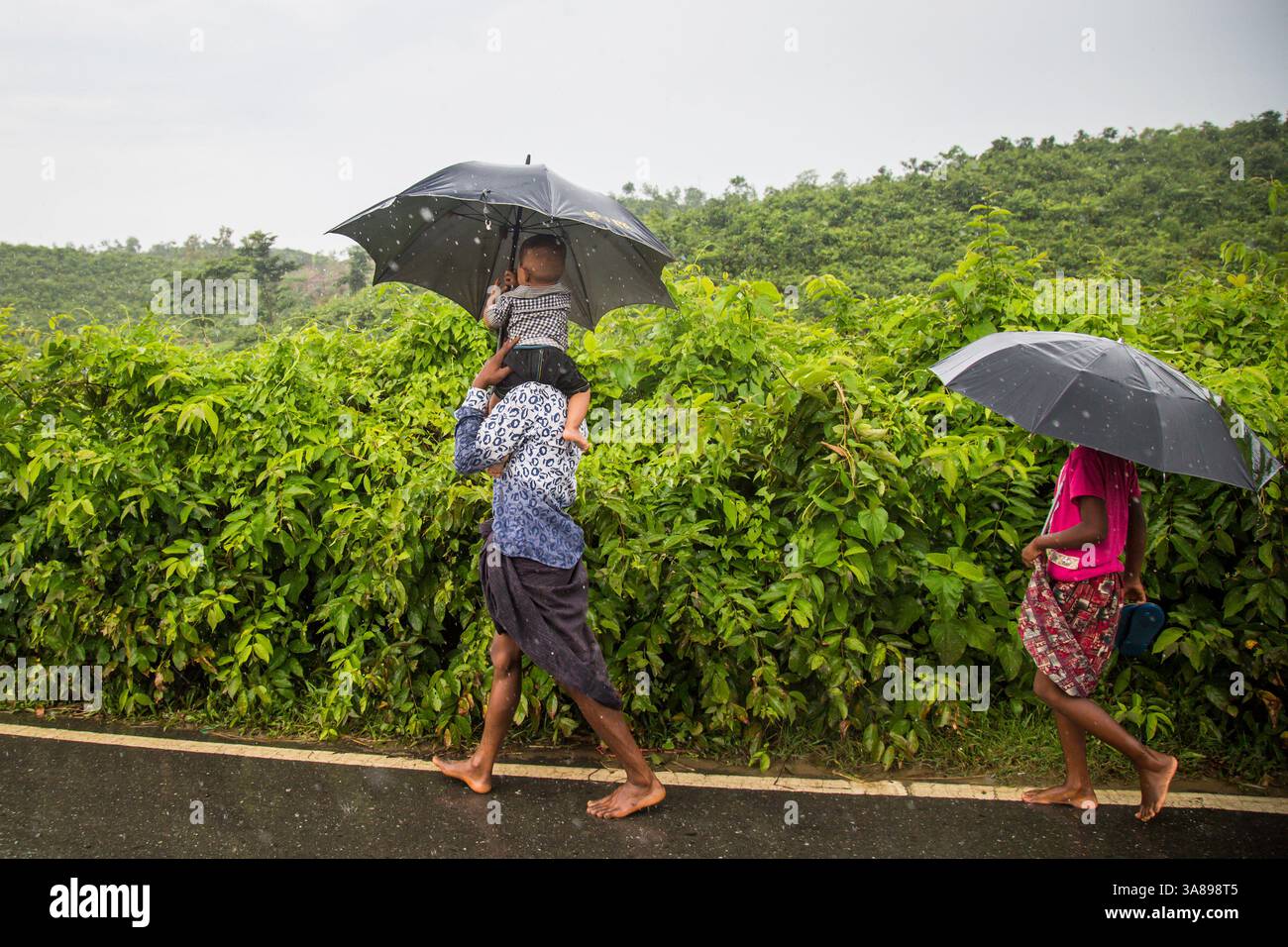 10 octobre 2016 - Teknaf, Bangladesh - des réfugiés rohingyas arrivent au Bangladesh après avoir traversé la frontière Bangladesh-Myanmar à Teknaf, au Bangladesh. Plus de 400 000 membres de la minorité ethnique musulmane rohingya de Birmanie ont fui au Bangladesh depuis août 25, après une répression militaire brutale que le chef des droits de l'homme de l'ONU a déclaré « un exemple classique de nettoyage ethnique », avec des centaines de morts et des milliers de villages incendiés. (Crédit image : © Noor Alam via ZUMA Wire) Banque D'Images