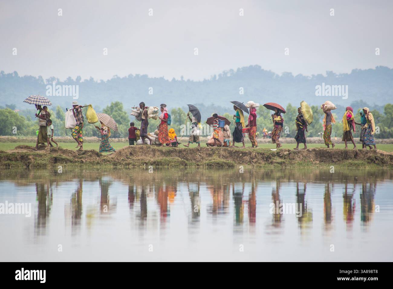 10 octobre 2016 - Teknaf, Bangladesh - des réfugiés rohingyas arrivent au Bangladesh après avoir traversé la frontière Bangladesh-Myanmar à Teknaf, au Bangladesh. Plus de 400 000 membres de la minorité ethnique musulmane rohingya de Birmanie ont fui au Bangladesh depuis août 25, après une répression militaire brutale que le chef des droits de l'homme de l'ONU a déclaré « un exemple classique de nettoyage ethnique », avec des centaines de morts et des milliers de villages incendiés. (Crédit image : © Noor Alam via ZUMA Wire) Banque D'Images