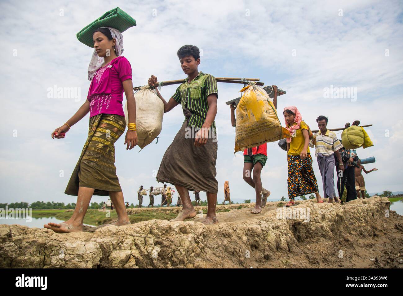 10 octobre 2016 - Teknaf, Bangladesh - des réfugiés rohingyas arrivent au Bangladesh après avoir traversé la frontière Bangladesh-Myanmar à Teknaf, au Bangladesh. Plus de 400 000 membres de la minorité ethnique musulmane rohingya de Birmanie ont fui au Bangladesh depuis août 25, après une répression militaire brutale que le chef des droits de l'homme de l'ONU a déclaré « un exemple classique de nettoyage ethnique », avec des centaines de morts et des milliers de villages incendiés. (Crédit image : © Noor Alam via ZUMA Wire) Banque D'Images
