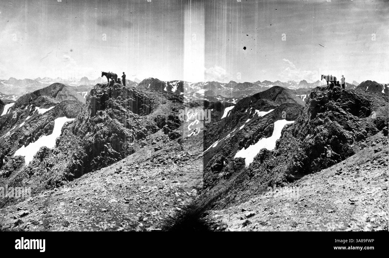 Un homme et un cheval se tiennent sur une crête rocheuse de King Solomon Mountain, arpentant le terrain accidenté des montagnes San Juan du Colorado en 1875. Admirez le sommet de la montagne King Salomon. Comté de San Juan, Colorado. 1875. (Vue stéréoscopique) vue jusqu'au sommet de la montagne du Roi Salomon. Comté de San Juan, Colorado. 1875. (Vue stéréoscopique) Banque D'Images