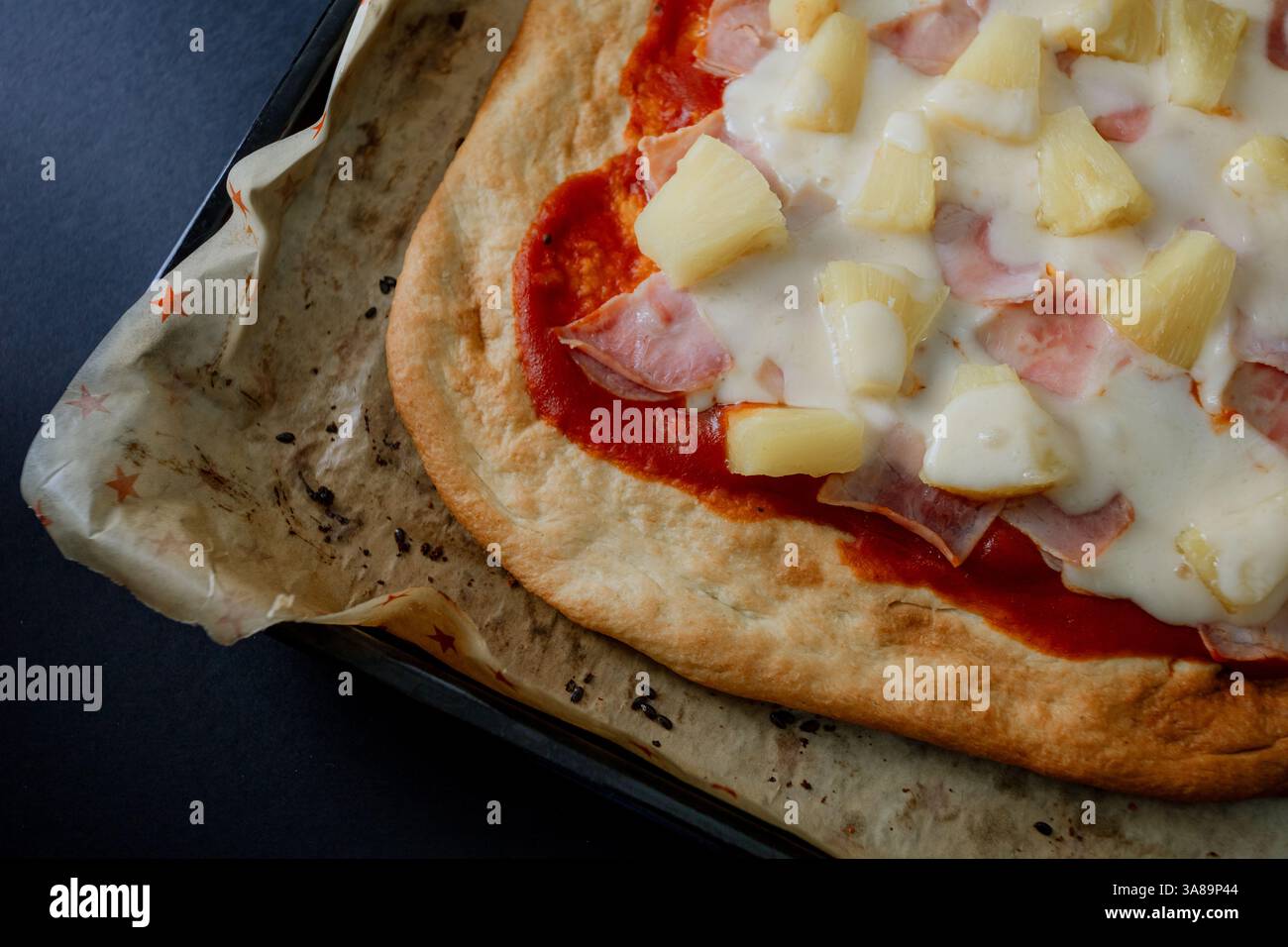 Pizza hawaïenne gastronomique de style dark food, mettant en valeur ses ingrédients dans un cadre sophistiqué. Banque D'Images