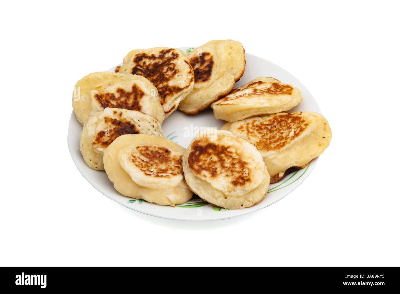 Crêpes frites maison sur une assiette blanche, isolées sur un fond blanc. Parfait pour les menus du petit déjeuner, les blogs alimentaires ou les designs culinaires. Banque D'Images