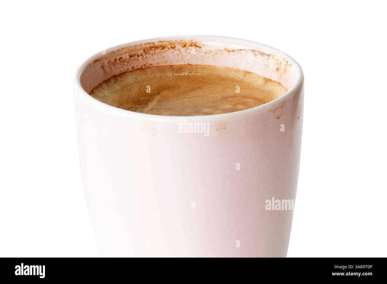Gros plan d'un cappuccino mousseux dans une tasse en céramique blanche. Texture riche et crémeuse et tons chauds. Parfait pour la marque de café, les menus, les blogs alimentaires. Banque D'Images