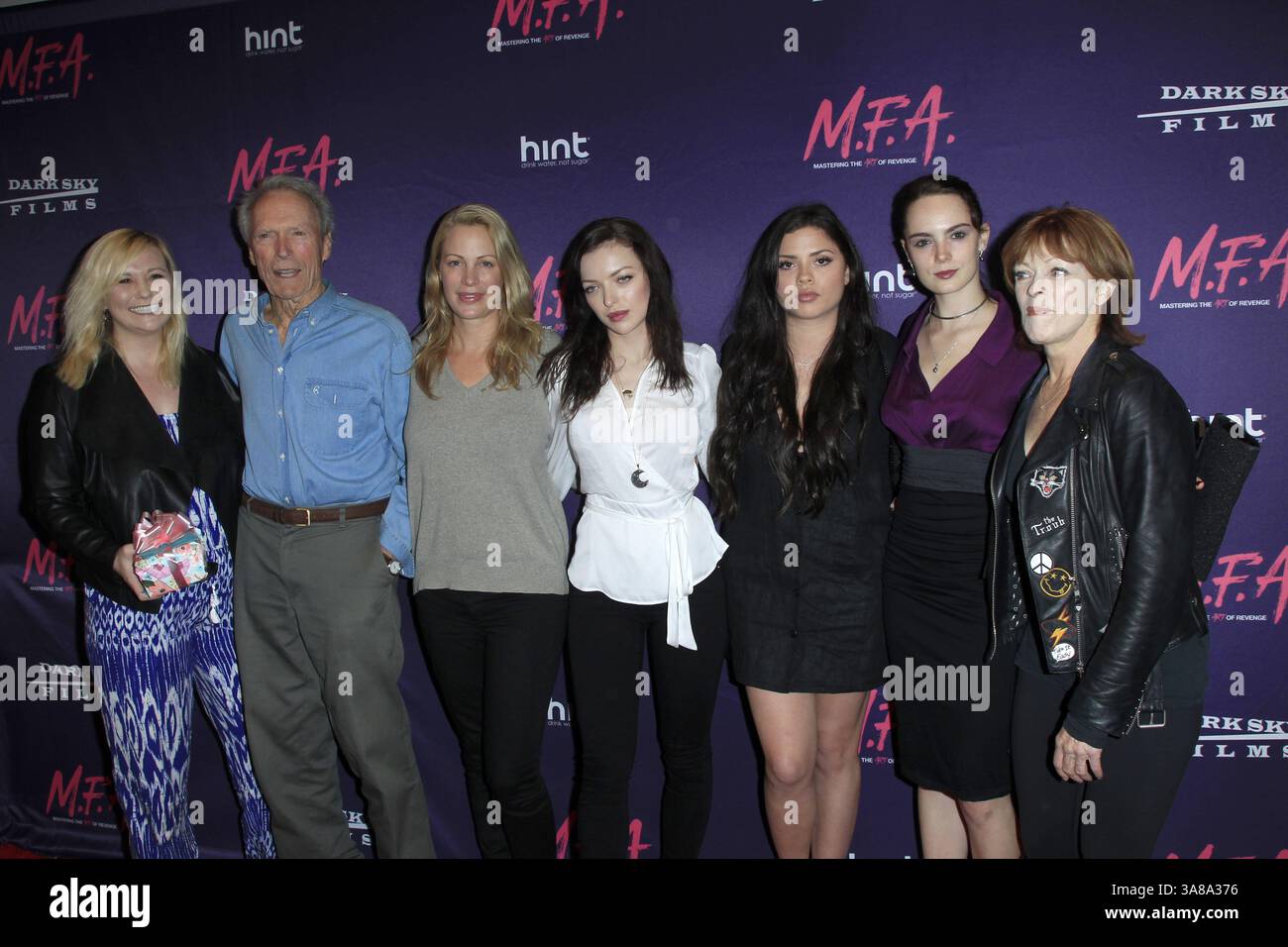 2 octobre 2017 - West Hollywood, CA, USA - LOS ANGELES - OCT 2 : Kathryn Eastwood, Clint Eastwood, Alison Eastwood, Francesca Eastwood, Morgan Eastwood, Graylen Eastwood, Frances Fisher à la première de ''M.F.A.'' au London West Hollywood le 2 octobre 2017 à West Hollywood, CA (crédit image : © Kathy Hutchins via ZUMA Wire) Banque D'Images