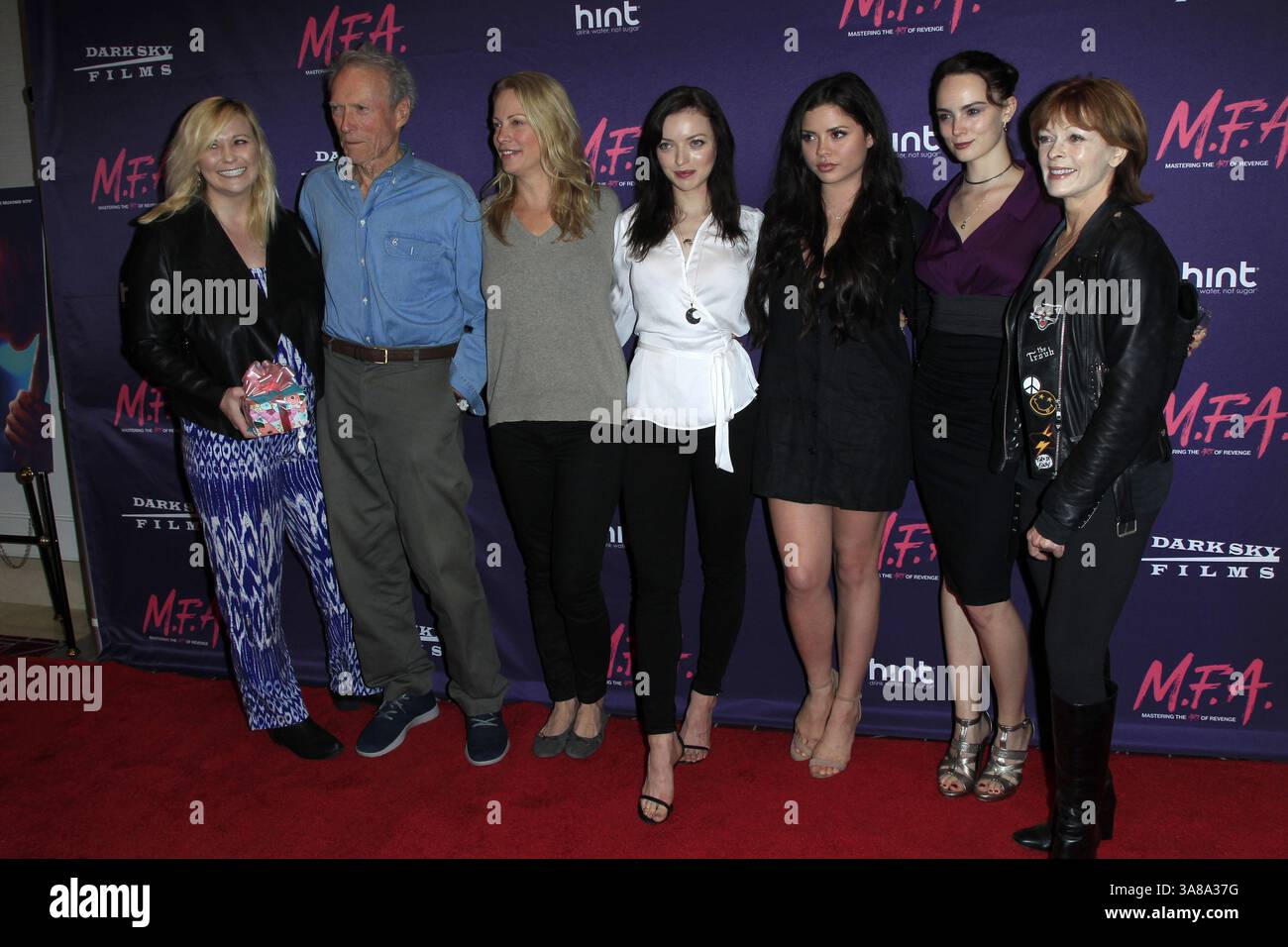 2 octobre 2017 - West Hollywood, CA, USA - LOS ANGELES - OCT 2 : Kathryn Eastwood, Clint Eastwood, Alison Eastwood, Francesca Eastwood, Morgan Eastwood, Graylen Eastwood, Frances Fisher à la première de ''M.F.A.'' au London West Hollywood le 2 octobre 2017 à West Hollywood, CA (crédit image : © Kathy Hutchins via ZUMA Wire) Banque D'Images