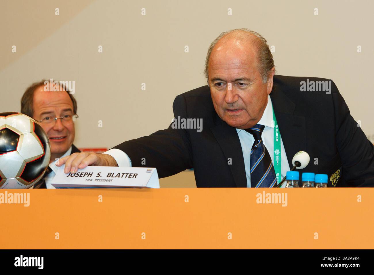 LEIPZIG - 7 DÉCEMBRE : le président de la FIFA Joseph Sepp Blatter se prépare pour le début d'une conférence de presse dans le cadre du tirage au sort de la Coupe du monde de la FIFA 2006 le 7 décembre 2005 à Leipzig, en Allemagne. Usage éditorial exclusif. Utilisation commerciale interdite. (Photographie de Jonathan Paul Larsen / Diadem images) Banque D'Images