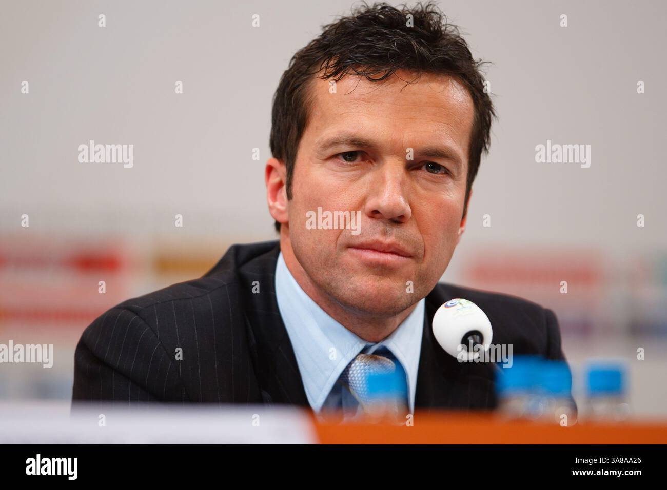 LEIPZIG - 8 DÉCEMBRE : L'ancien footballeur allemand Lothar Matthaus assiste à une conférence de presse pour présenter le Gillette Best Young Player Award dans le cadre du tirage au sort de la Coupe du monde de la FIFA 2006 le 8 décembre 2005 à Leipzig, en Allemagne. Usage éditorial exclusif. Utilisation commerciale interdite. (Photographie de Jonathan Paul Larsen / Diadem images). Banque D'Images