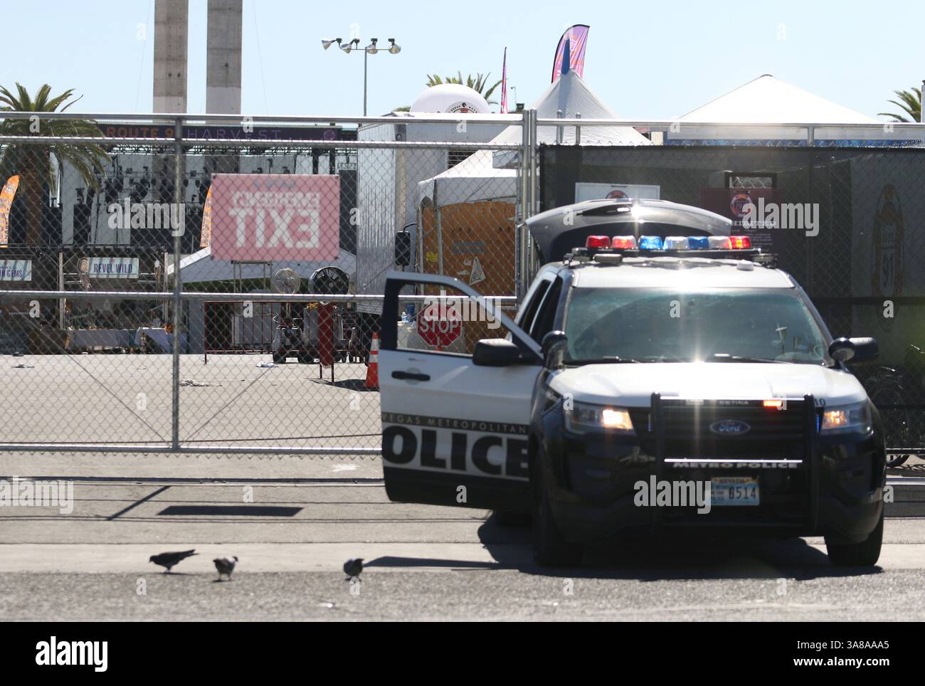 3 octobre 2017 - Las Vegas, Nevada, États-Unis - Un véhicule de police est stationné à une porte marquée comme une sortie de secours sur le site du festival de musique country route 91 Harvest sur le Strip de Las Vegas. Une fusillade de masse a eu lieu dimanche soir lors de l'événement. (Crédit image : © Ronda Churchill via ZUMA Wire) Banque D'Images