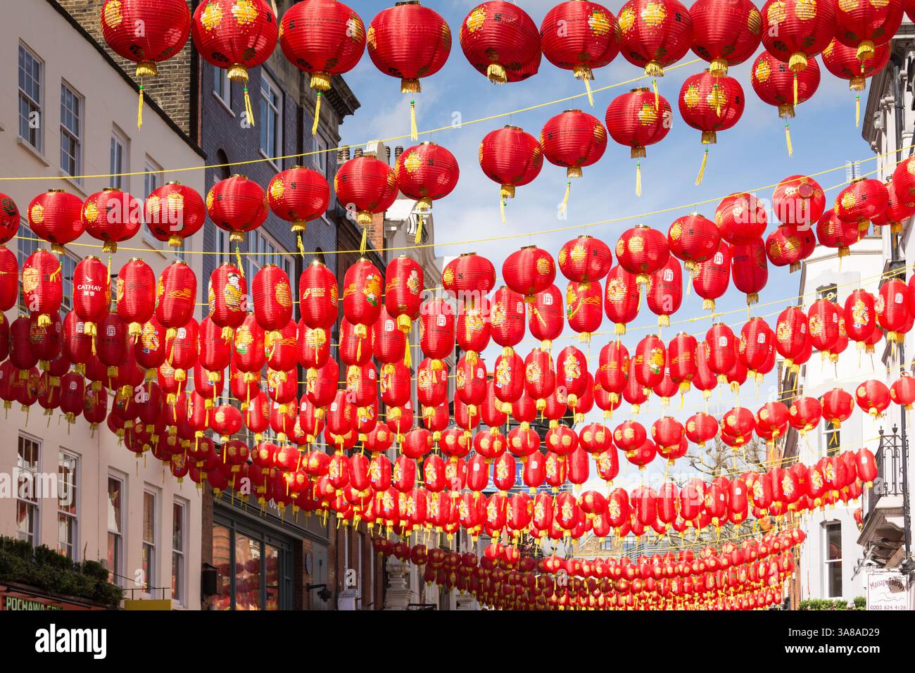 Lanternes en papier rouge vif sur Wardour Street, Chinatown, Soho, centre de Londres, WC2, Angleterre, Royaume-Uni Banque D'Images