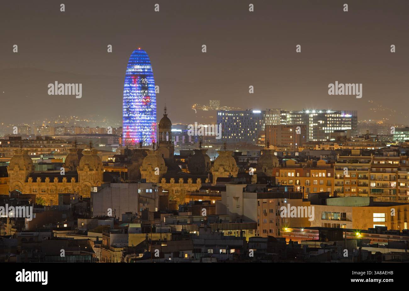 Barcelone - la ville avec la Torre Agbar au centre au crépuscule. Banque D'Images