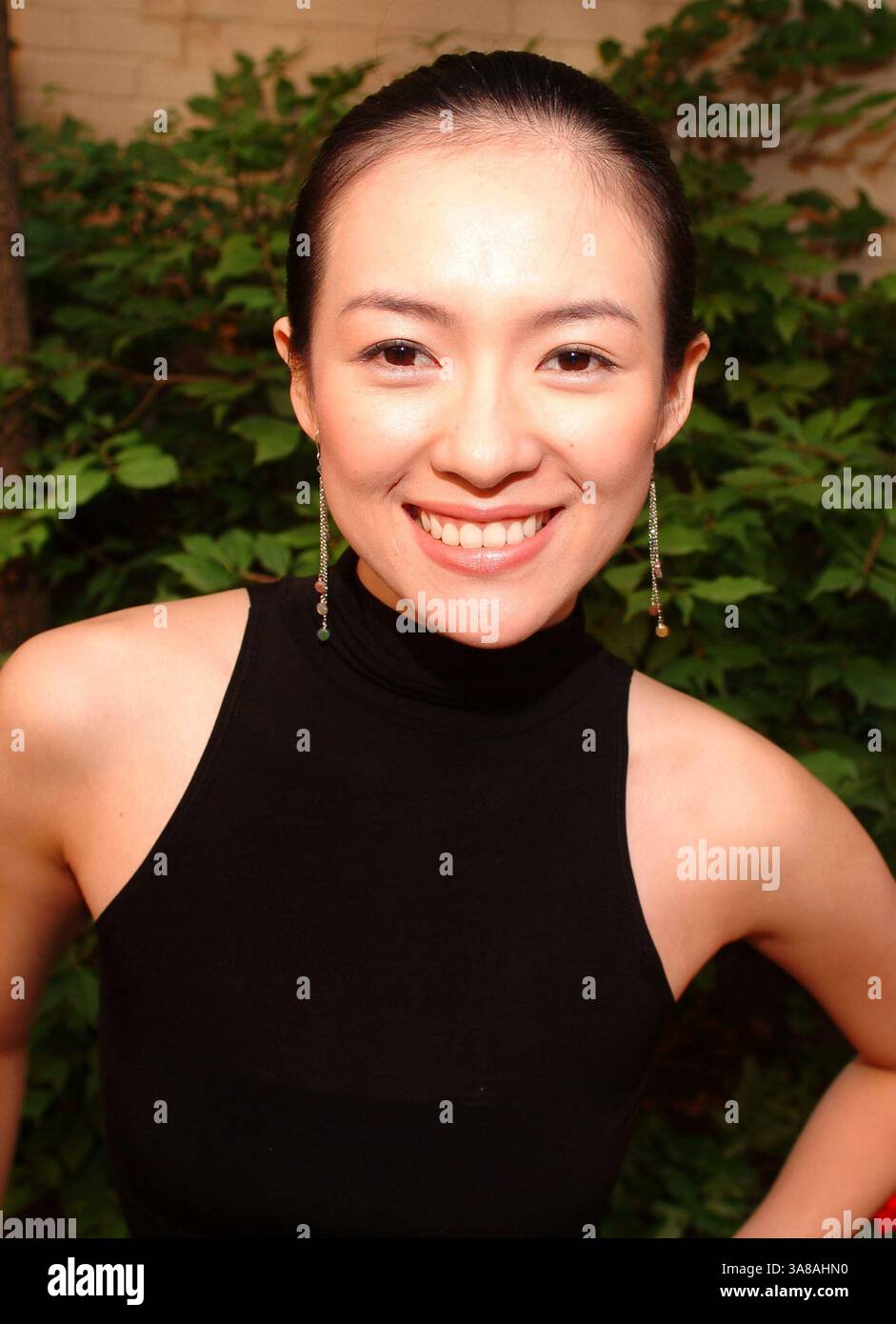 10 septembre 2004 - Toronto, États-Unis - 10 septembre 2004 - Toronto, Canada - surnommée ''le cadeau de la Chine à Hollywood'' par le magazine Time, Zhang Ziyi, l'actrice chinoise qui a joué dans 'Crouching Tiger, Hidden Dragon' et est apparue dans la comédie 'Rush Hour 2', devrait mériter un clin d'œil de meilleure actrice pour son rôle de geisha légendaire, Sayuri, dans ''Memoirs of a Geisha.''..Zhang Ziyi est apparu sur la liste des 100 personnes les plus influentes du monde et a été nommé deuxième célébrité la plus commercialisable de Chine par l'édition chinoise du magazine Forbes... Zhang Ziyi photographié pendant le Toronto International film Banque D'Images