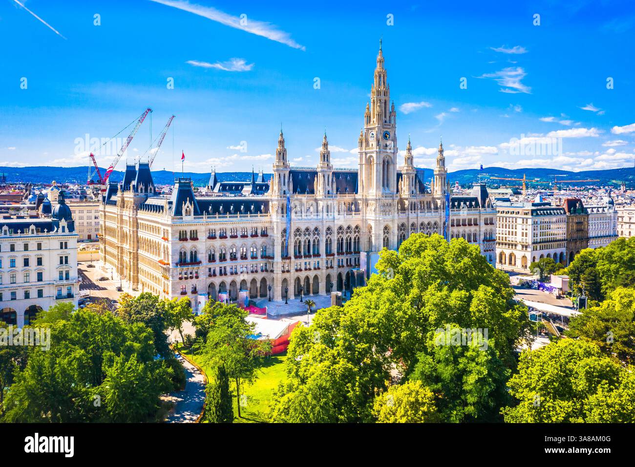 Vue aérienne de l'hôtel de ville de Vienne, entouré de monuments emblématiques présentant l'architecture gothique, baroque et néo-Renaissance, capturant le charme de la ville Banque D'Images