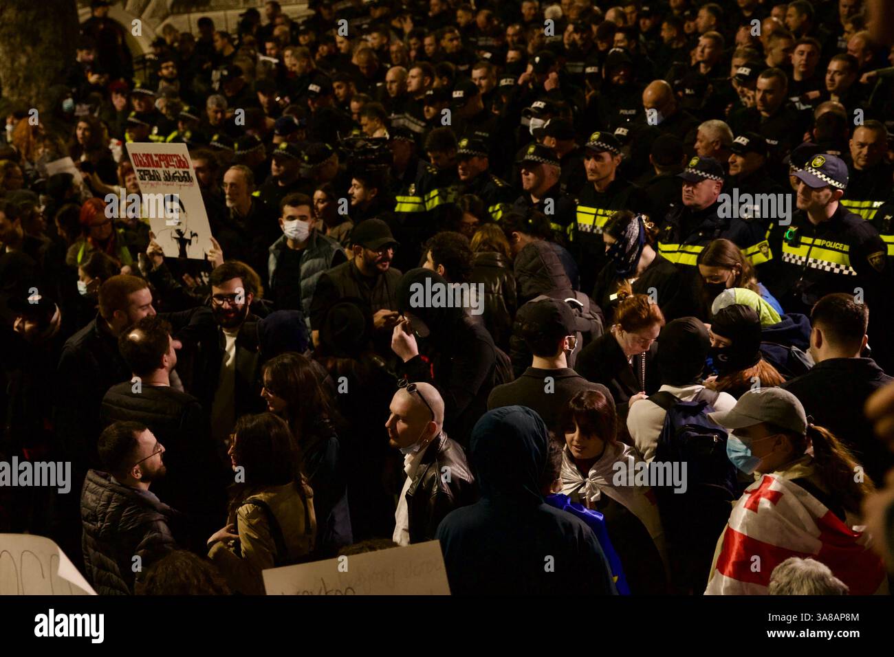 La police a bloqué la rue près du Parlement géorgien à Tbilissi, empêchant les manifestants d'atteindre l'arrière-cour. Banque D'Images