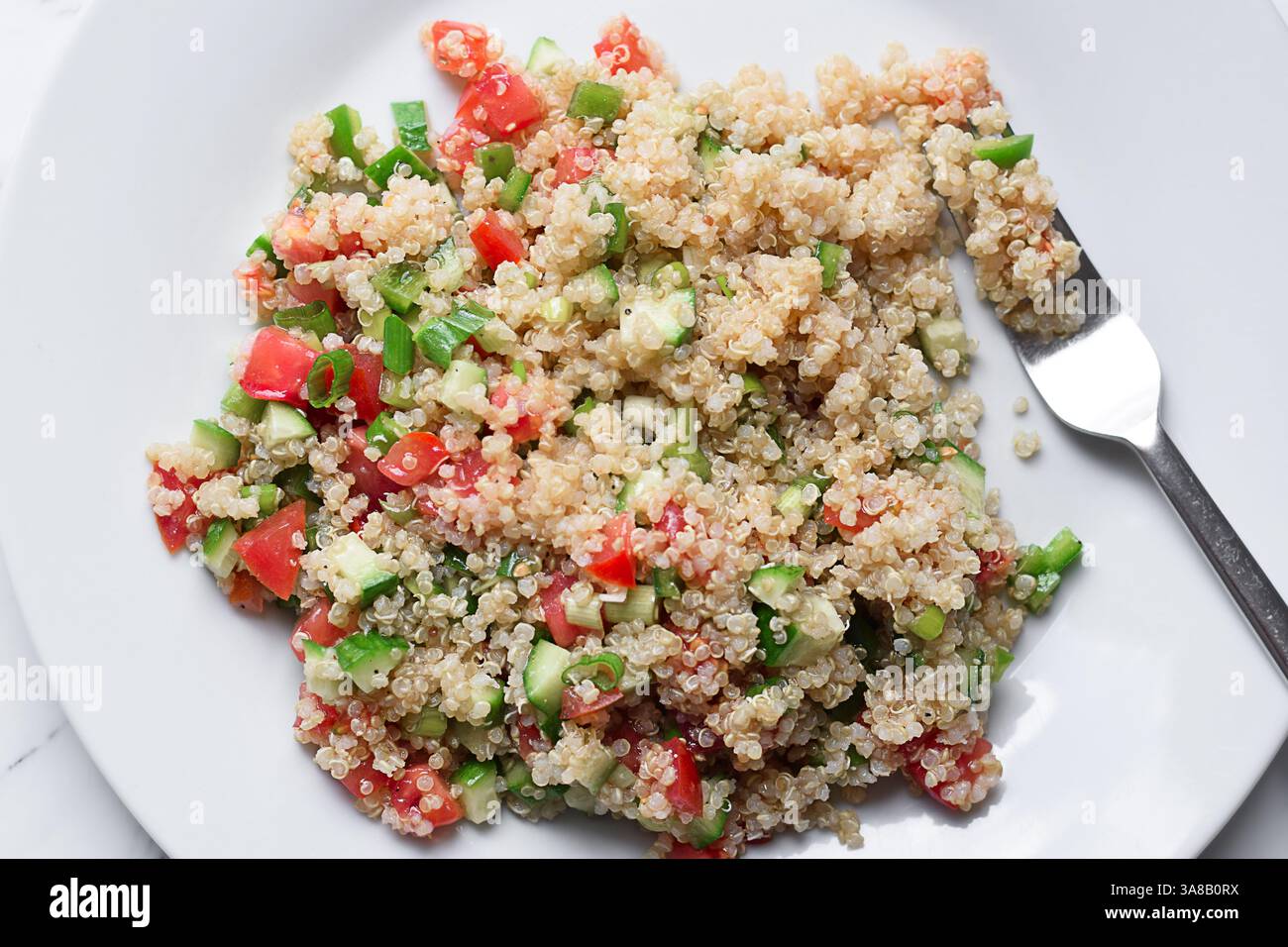 Salade de quinoa saine avec des légumes frais sur une plaque blanche vue de dessus Banque D'Images