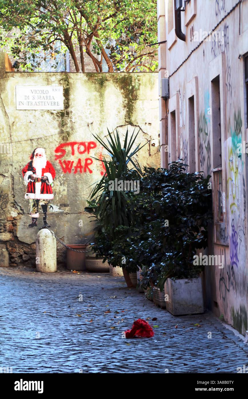 Le Père Noël a été peint sur le mur à Rome. Stop War a également été peint à proximité. C'est Vicolo di Maria in Trastevere - Massimo Cunico Banque D'Images